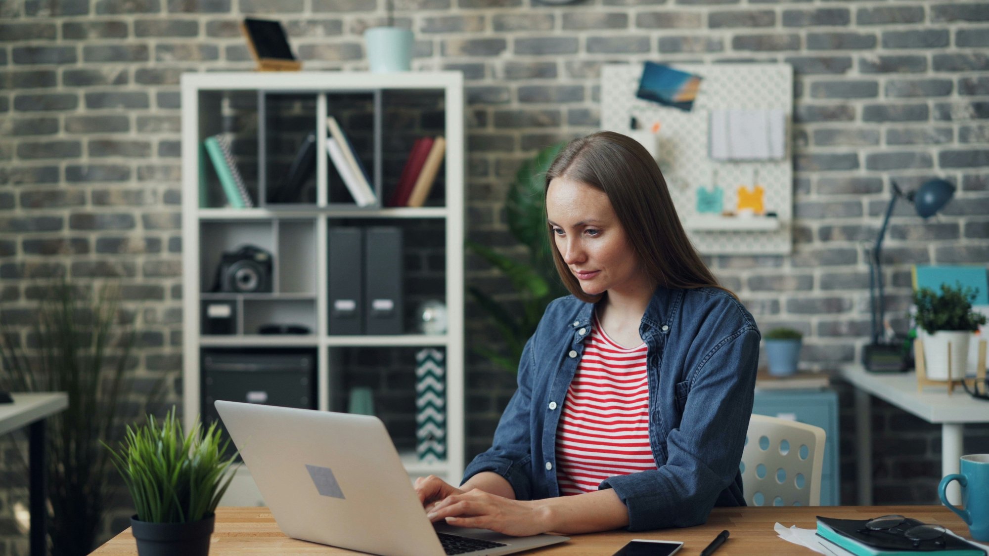 Recruiterin liest den Kooku Expertletter